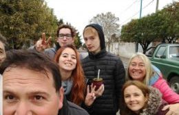 Corina Cuitiño y Javier Membriani llevan la bandera de la agrupación Kolina en nuestra ciudad